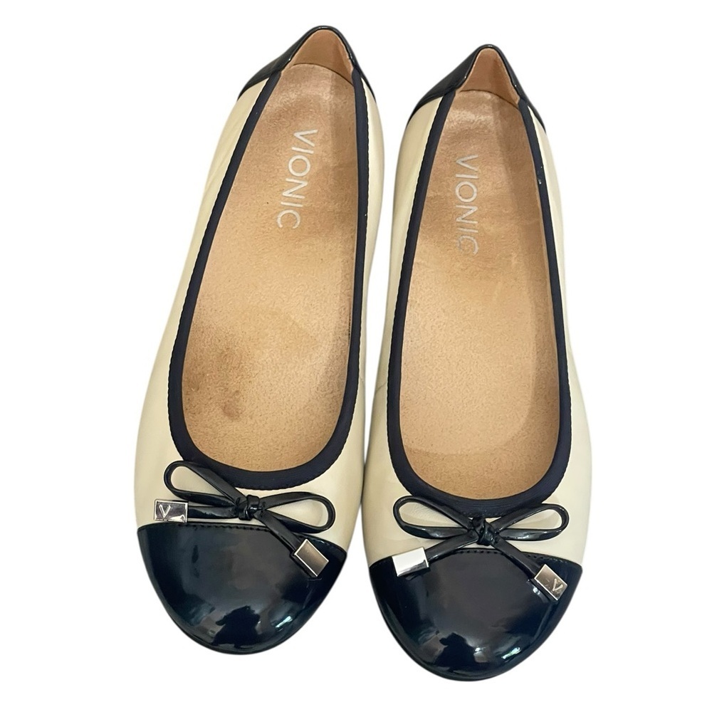 Vionic Minna Two-Tone Ballet Flat in Beige and Navy Patent minimalist size 6 - Picture 4 of 14